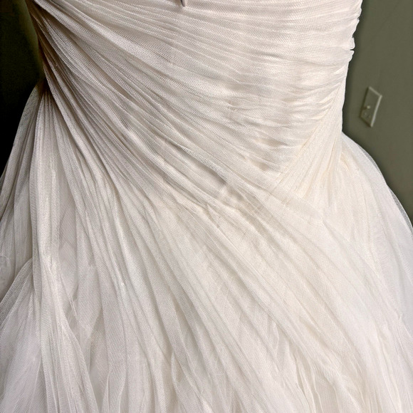 Monique Lhuillier Wedding Dress – Ivory Tulle Mermaid Gown –00 - Picture 7 of 16